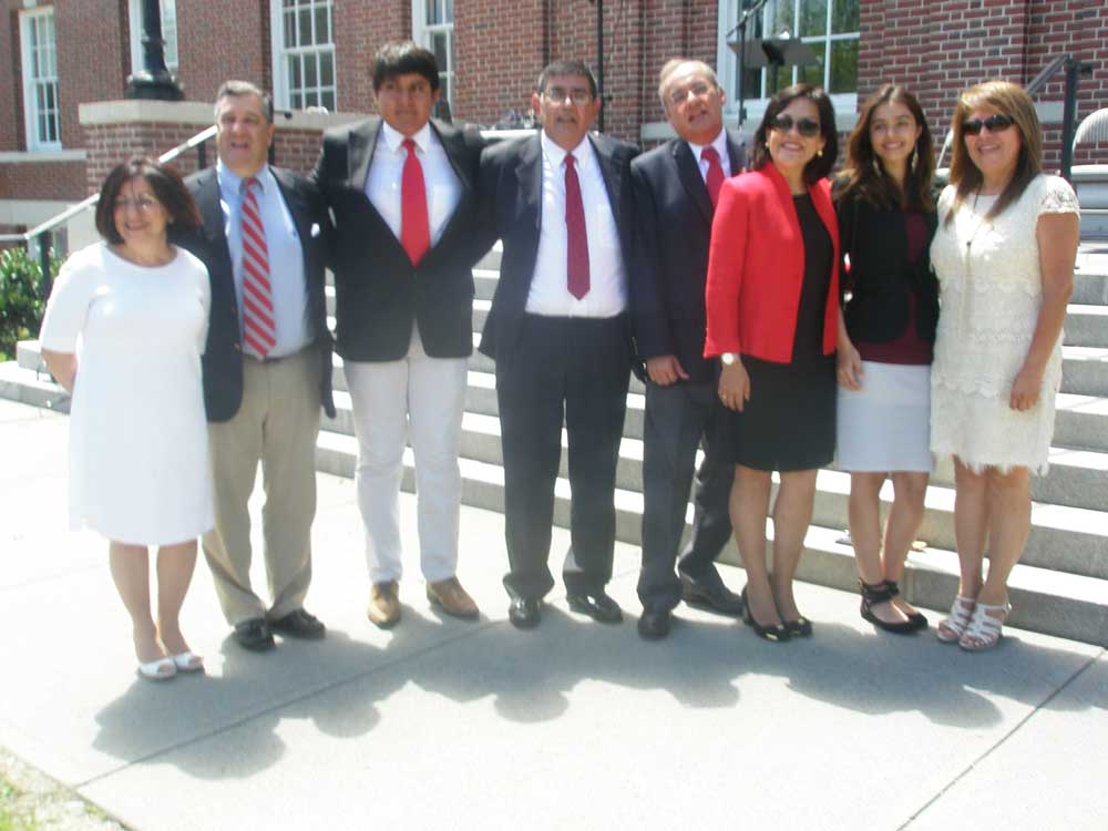 La senadora estatal del Distrito 26 de New Cannan, Toni Boucher, junto a Christopher Fallaque, Carlos Fallaque, el cónsul Augusto Thomberry y su esposa.