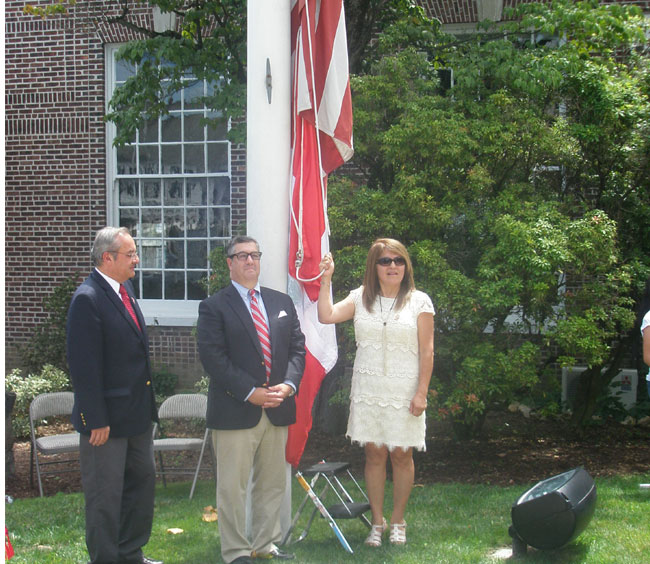 El cónsul Augusto Thomberry, Robert E. Mallozzi III, Ingrid Fallaque.