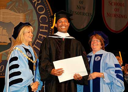El beisbolista Mariano Rivera, recibió un doctorado Honoris Causa de The College of New Rochelle.