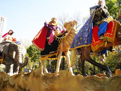 Los Reyes Magos, durante su recorrido por Paseo de la Reforma en la capital mexicana.