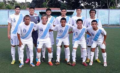 Los futbolistas de Guatemala prepararados con su selección.