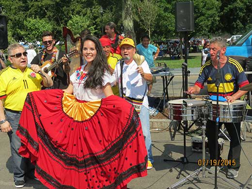 Un grupo musical de White Plains, compuesto por colombianos, llegó al festival para ofrecer la cumbia típica del país cafetero  y vallenatos.
