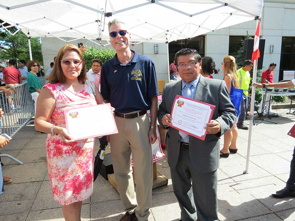 El alcalde de White Plains, junto a los empresarios Paulina Arapa, dueña de Panka Restaurant, en Port Chester y el contador de Embajada Latina, Marco Timana.