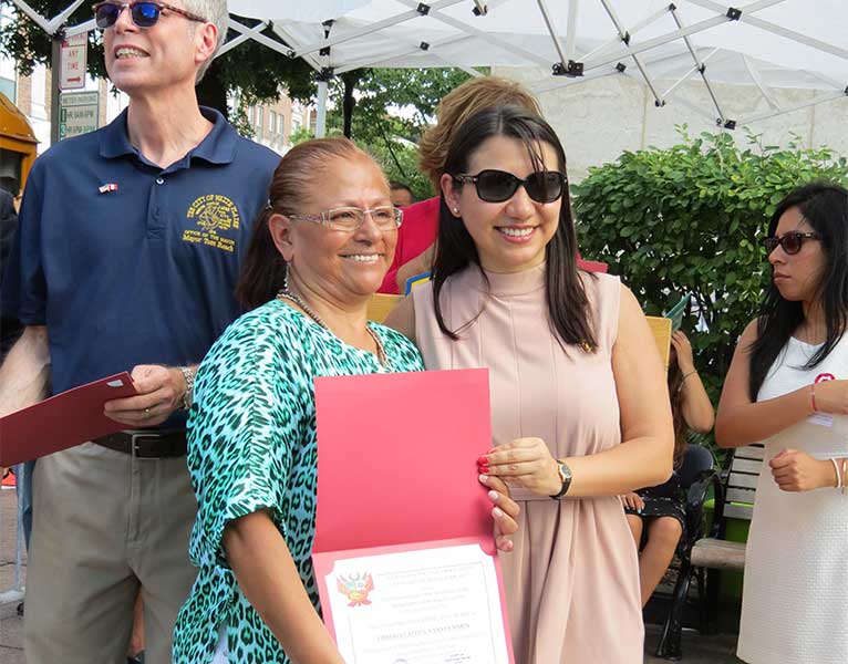 peruanos-wp-certificado-a-Martha-IMG_3109