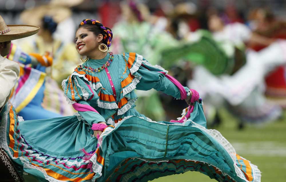 La danza y la música hispana forman parte de la vida cotidiana de los latinos en los Estados Unidos, porque mantienen su herencia cultural.
