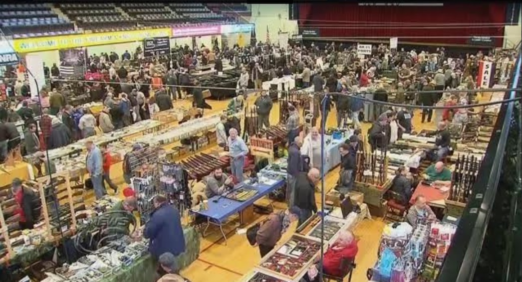 Latimer emite orden ejecutiva prohibiendo exhibiciones de armas en la propiedad del condado