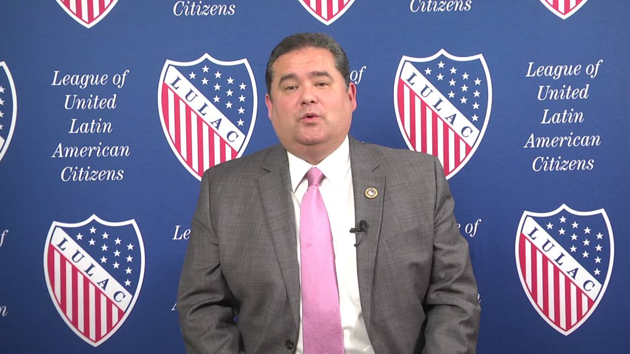 Exigen renuncia de líder hispano por apoyar políticas de Trump