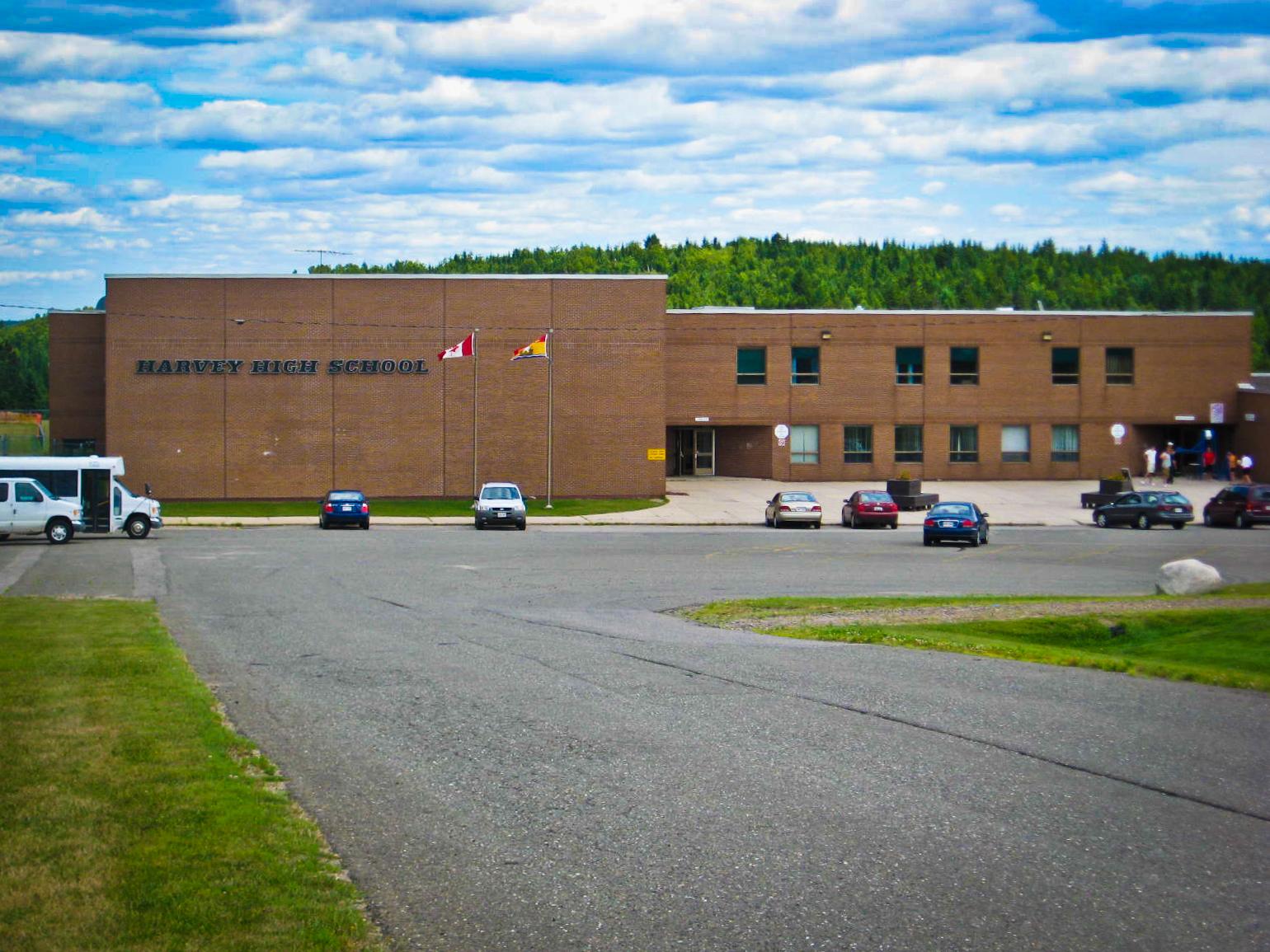 Escuela Harvey vuelve a abrir después de amenaza en Twitter