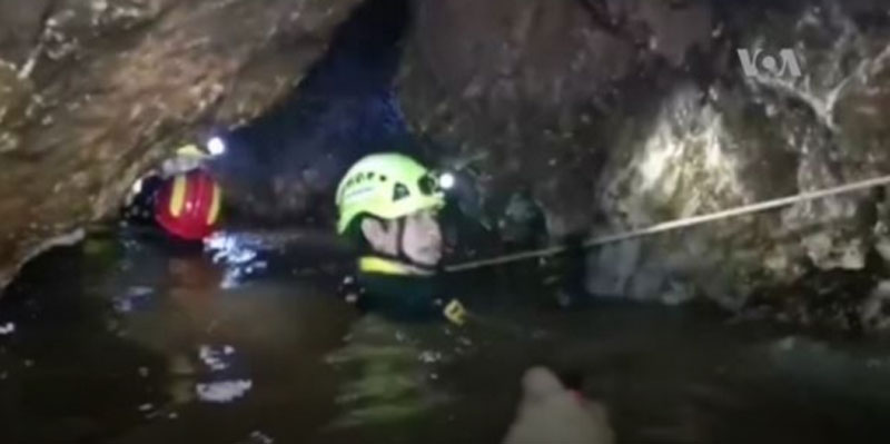 Ocho niños han sido rescatados de cueva en Tailandia