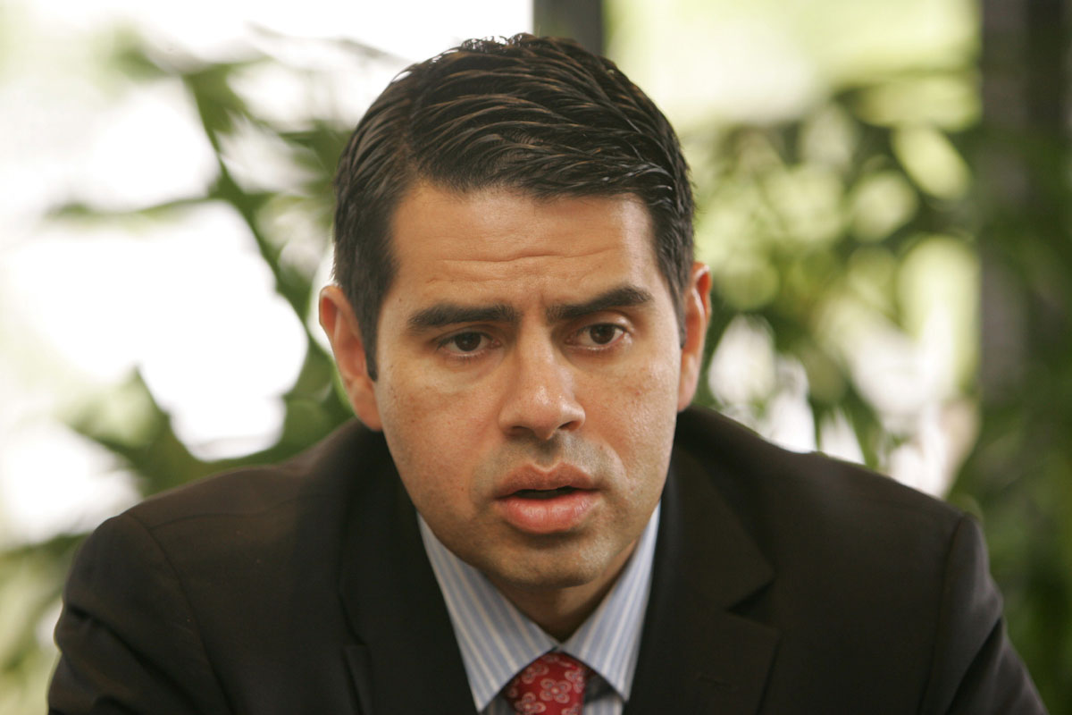 Telemundo anuncia salida de su presidente