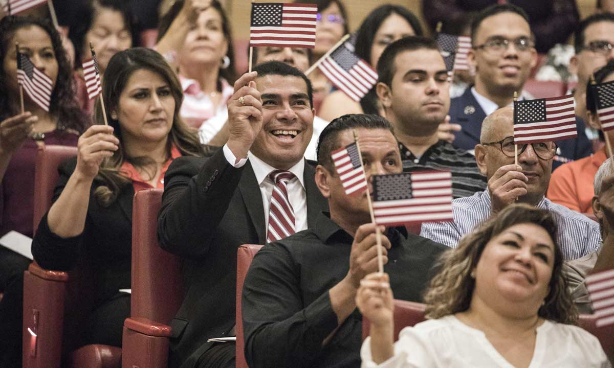 Piden a inmigrantes solicitar naturalización