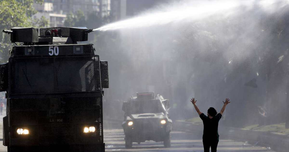 Chile aún distante de salir de la tormenta pese a medidas de Piñera