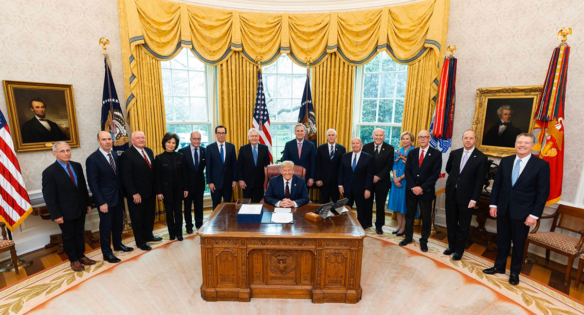 Trump firma paquete de 2,2 billones de dólares para alivio de la economía de EE.UU.