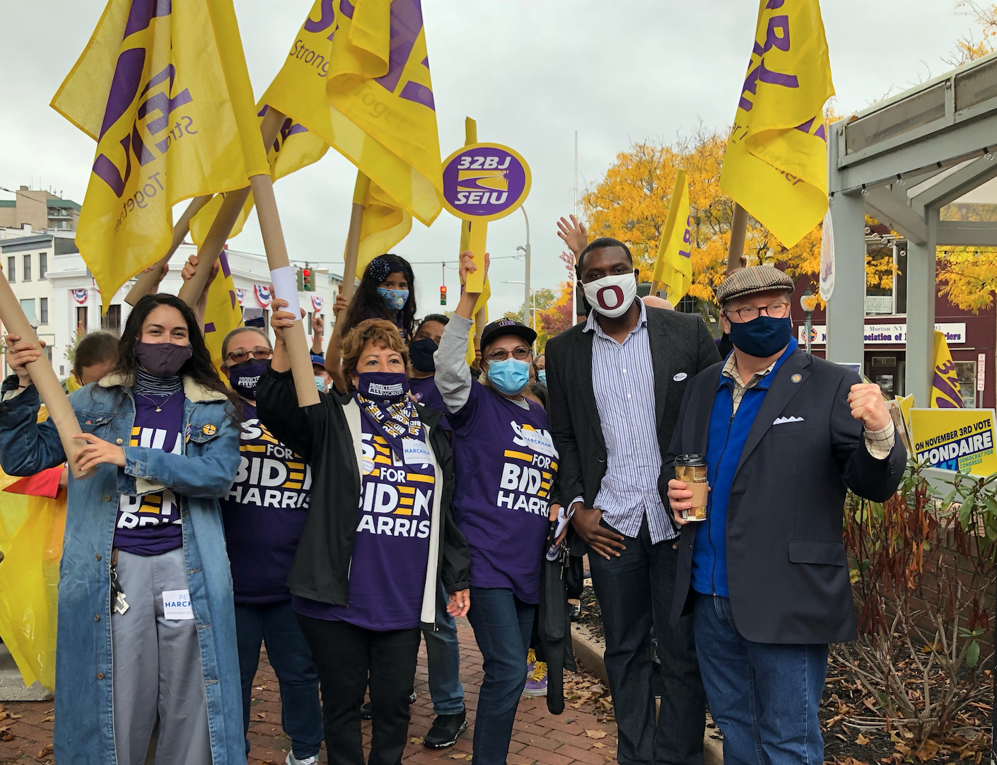Trabajadores esenciales fomentan la Votación Temprana de latinos El senador estatal Pete Harckham y el candidato al Congreso, Mondaire Jones, junto a la activista Vanessa Agudelo