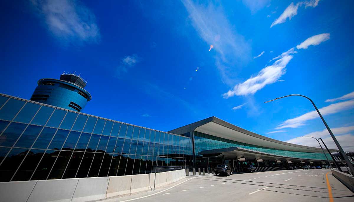 Trabajador de aeropuerto sentenciado por grabar en baño de mujeres