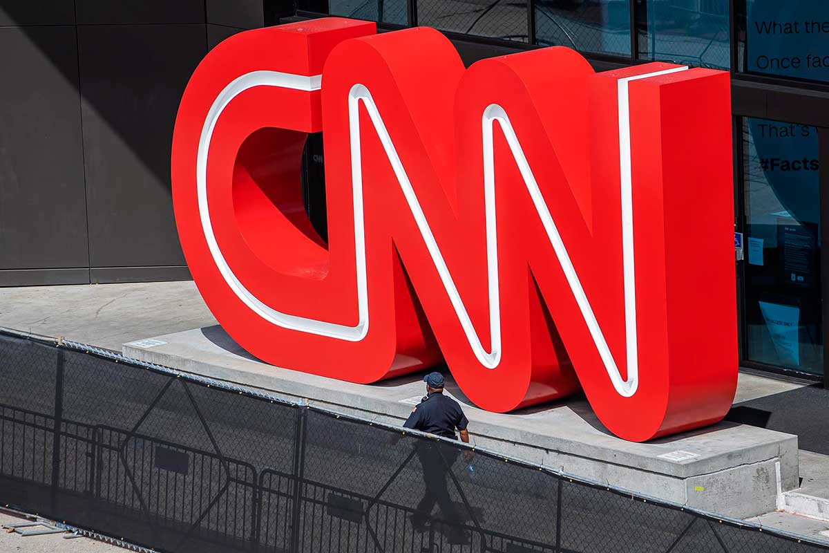 CNN despide a 3 empleados por ir a la oficina sin vacunarse
