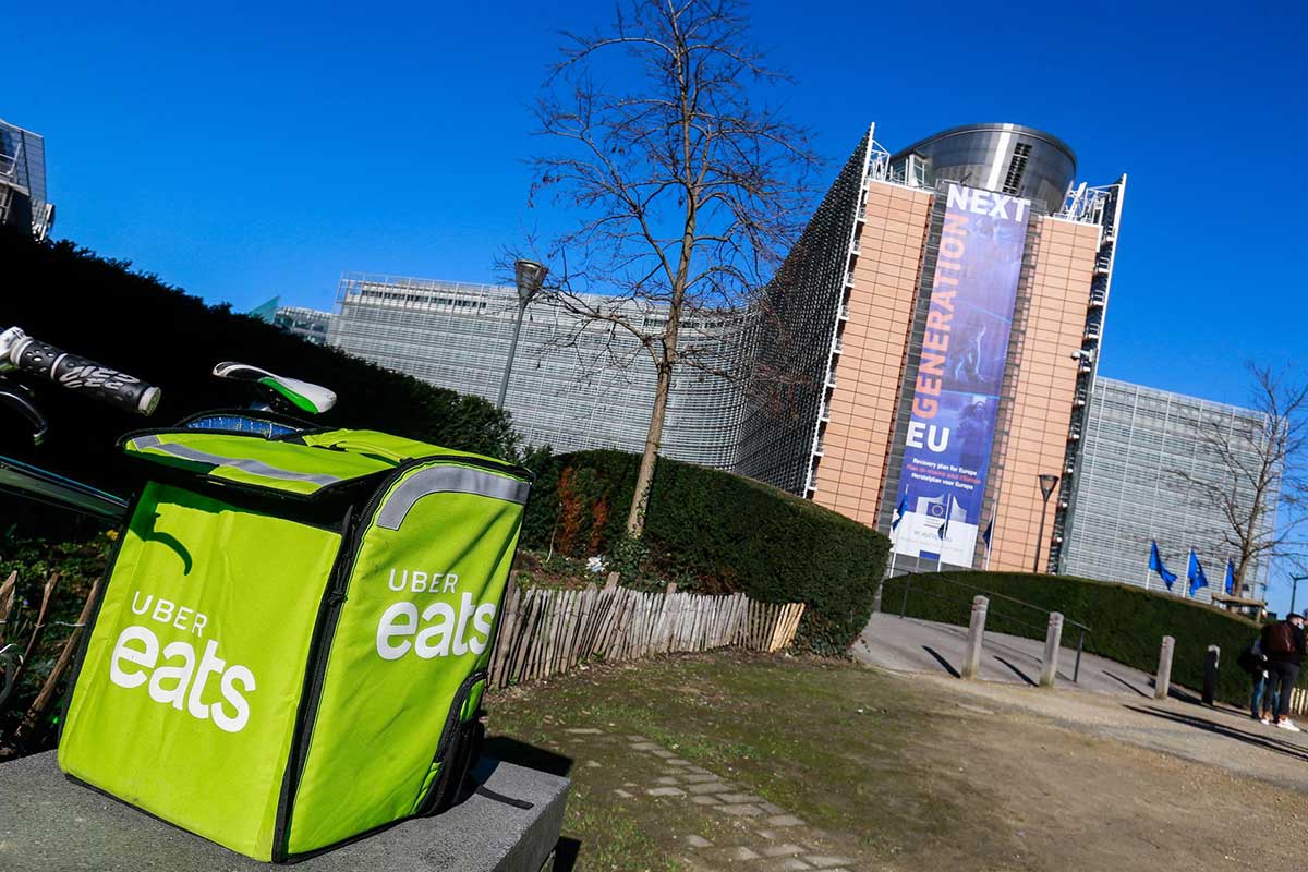 Nueva York obliga a empresas a dar derechos a los repartidores de comida