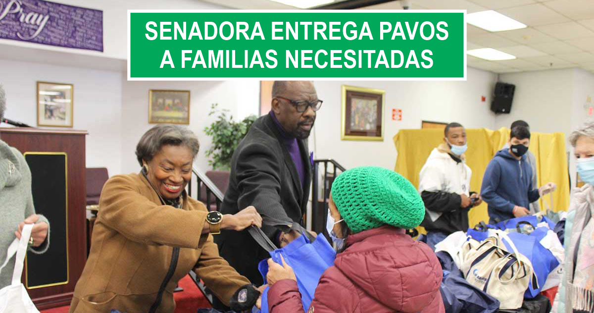 Senadora entrega pavos a familias necesitadas