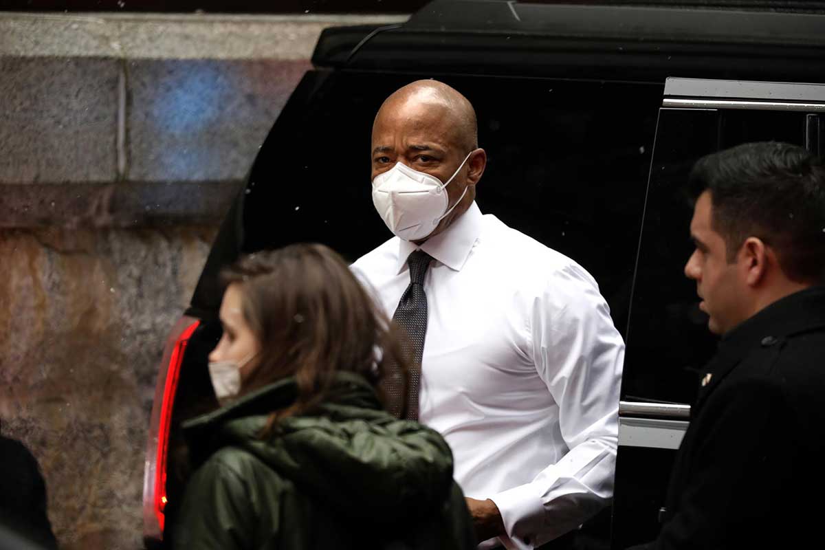 Miles de policías toman la Quinta Avenida para despedir agente muerto