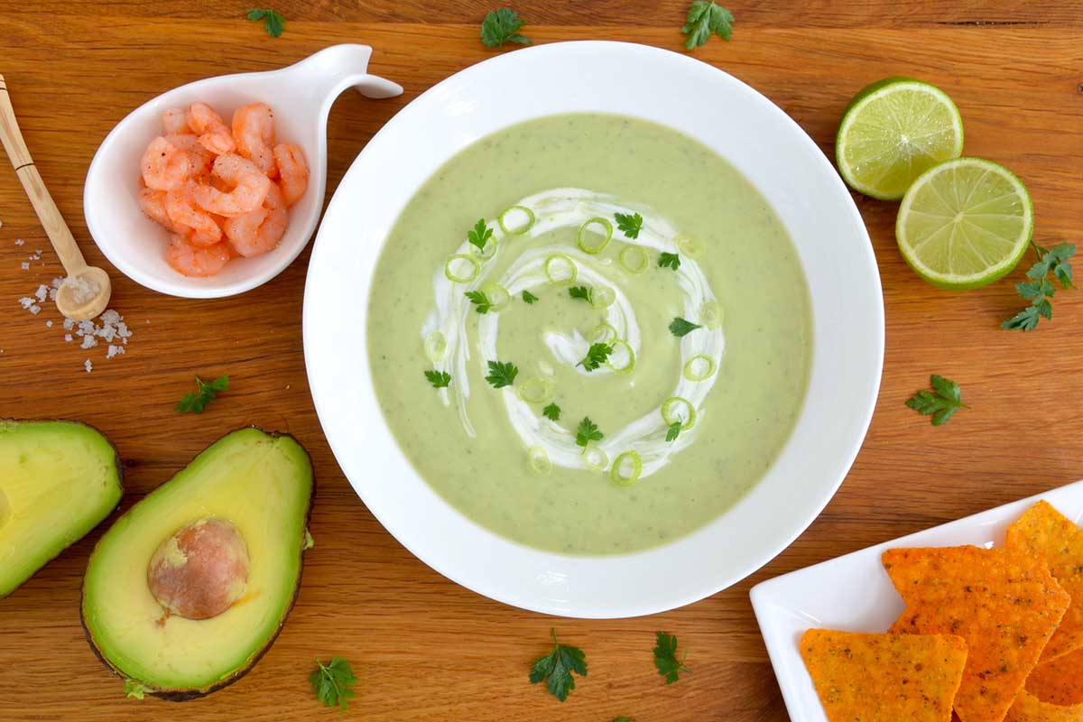 Sopa de aguacates con cilantro y lima