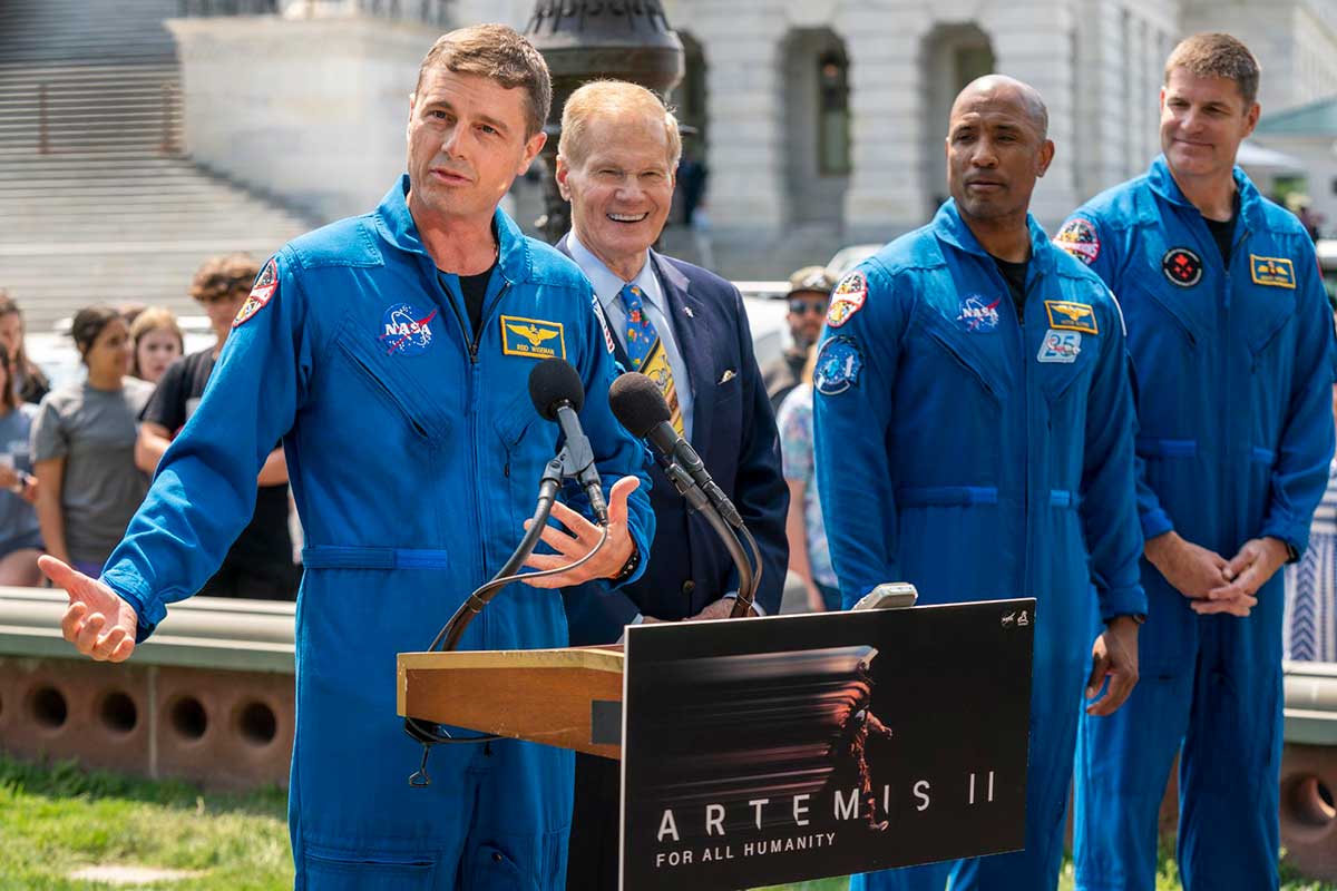 Astronautas que irán a la Luna piden que no haya recortes para la NASA