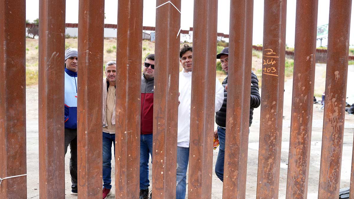 Migrantes temen la separación familiar en la frontera de California y México