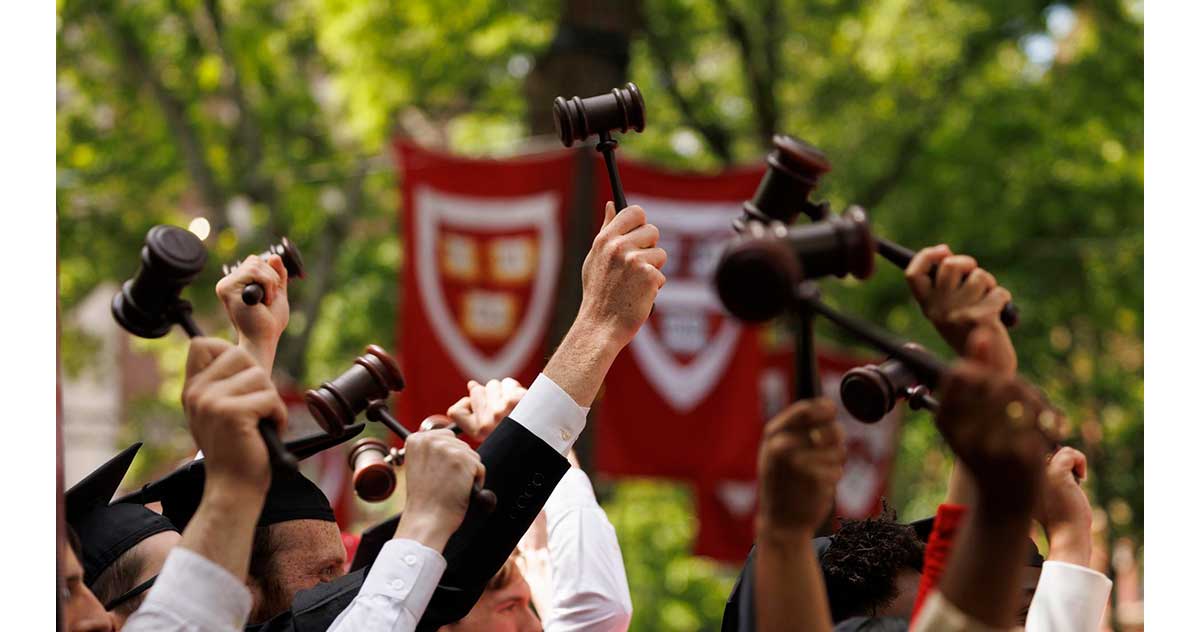 Latinos denuncian a Harvard por dar preferencia a hijos de antiguos alumnos