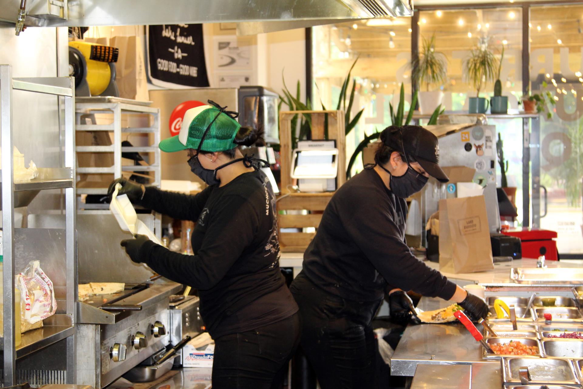 Más de seis de cada 10 empresarias latinas atienden su negocio y el cuidado de su hogar