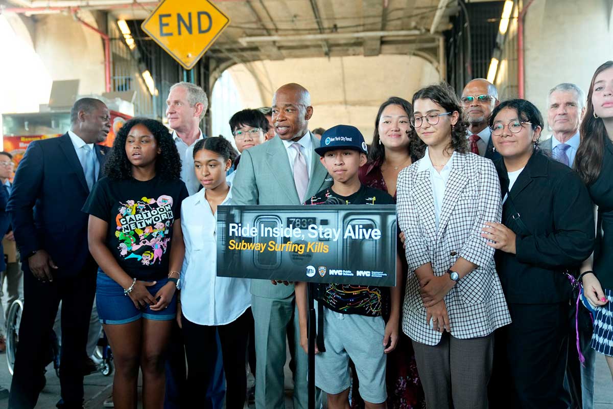 Autoridades de New York lanzan campaña integral para combatir el surfeo sobre los trenes del subway