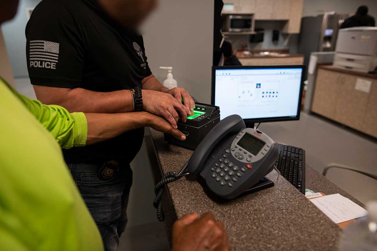 ICE efectúa vuelos de remoción de adultos solteros