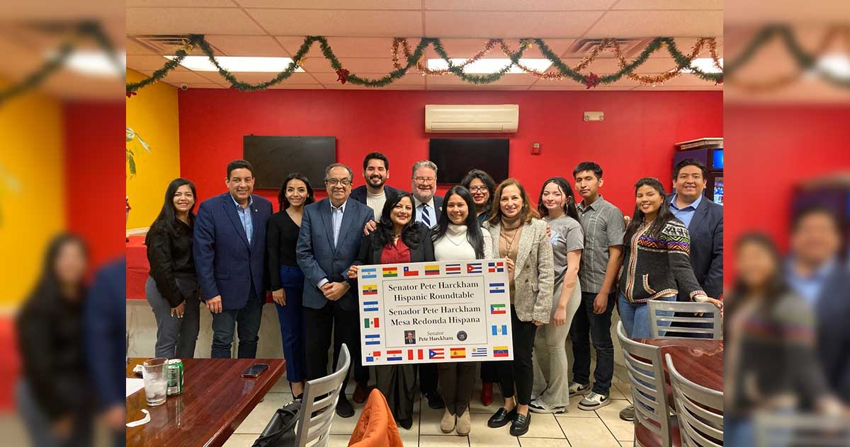 Harckham organiza mesa redonda hispana