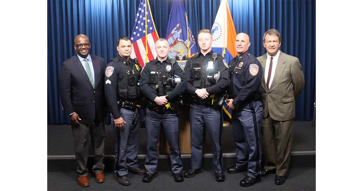 Premian a dos oficiales por salvar a un conductor
