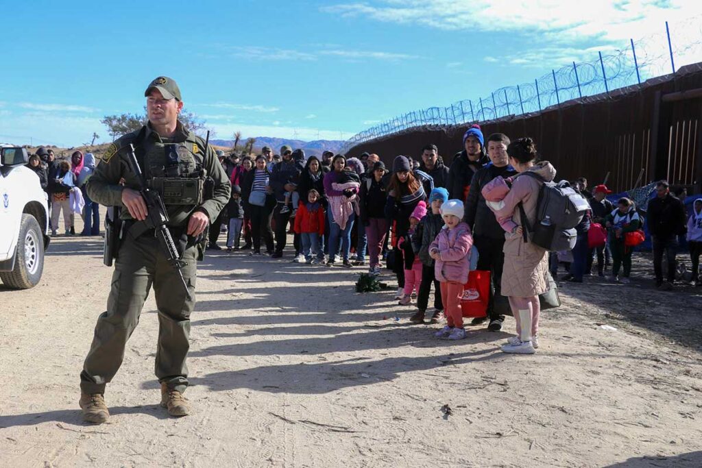 Llegada de migrantes pone a Biden contra las cuerdas