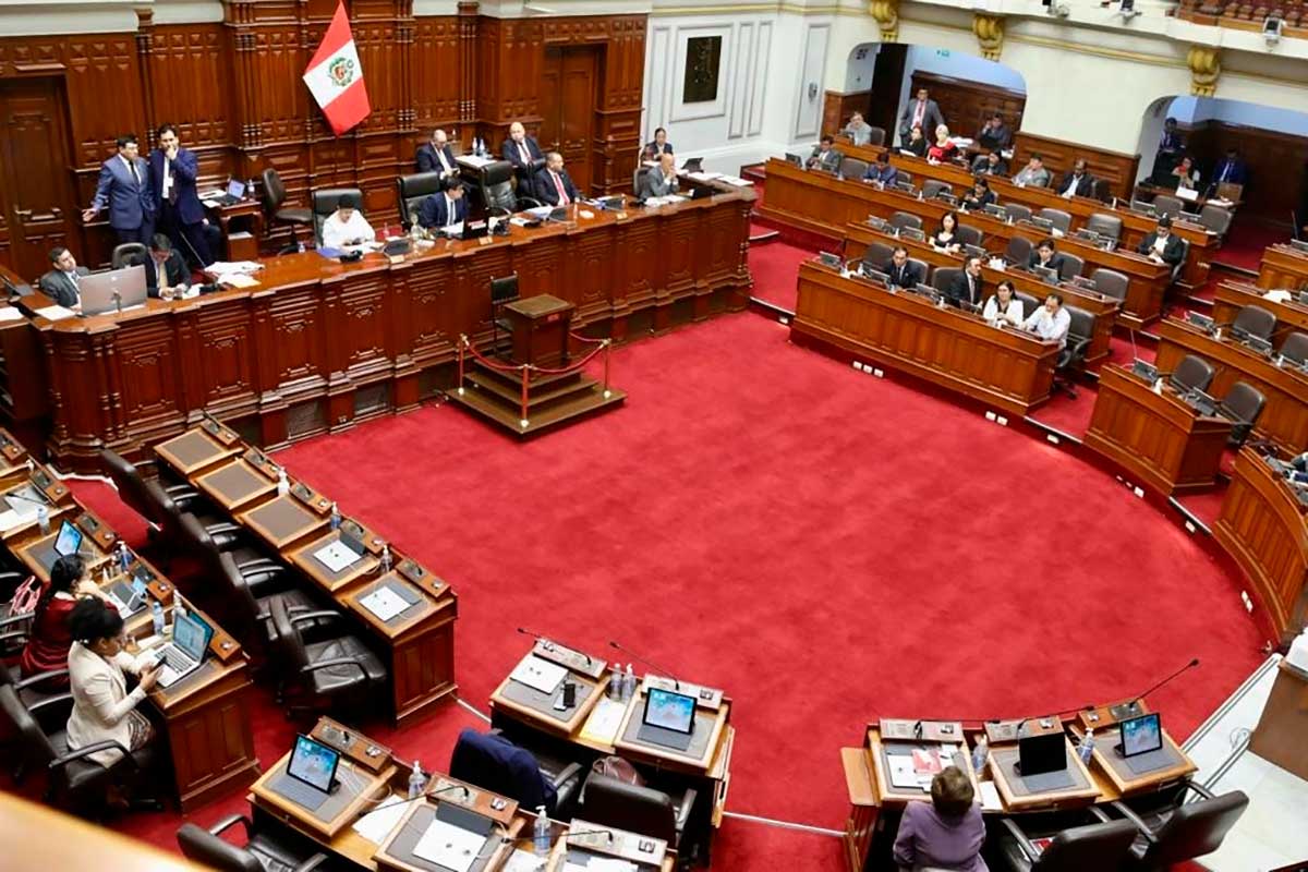 Los congresistas de Perú se suben de nuevo el sueldo
