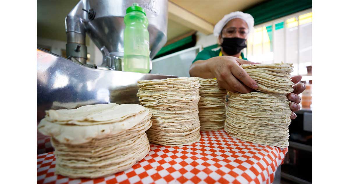 Migrantes sin permiso de trabajo se enfocan en negocios