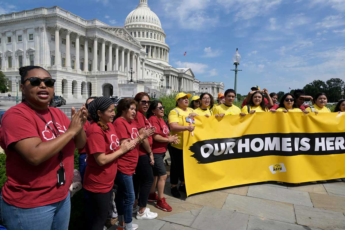 Legisladores demócratas reclaman a Biden medidas para proteger a los ‘soñadores’