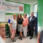 Harckham visita despensa Mount Kisco Interfaith Food Pantry, que alimenta a 700 familias por semana