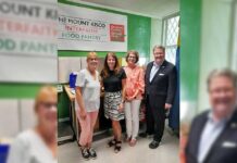 Harckham visita despensa Mount Kisco Interfaith Food Pantry, que alimenta a 700 familias por semana