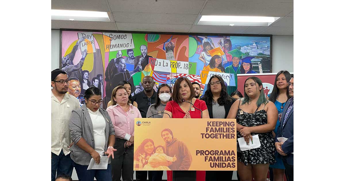 Urgen a medio millón de migrantes a inscribirse en nuevo plan de legalización de Biden