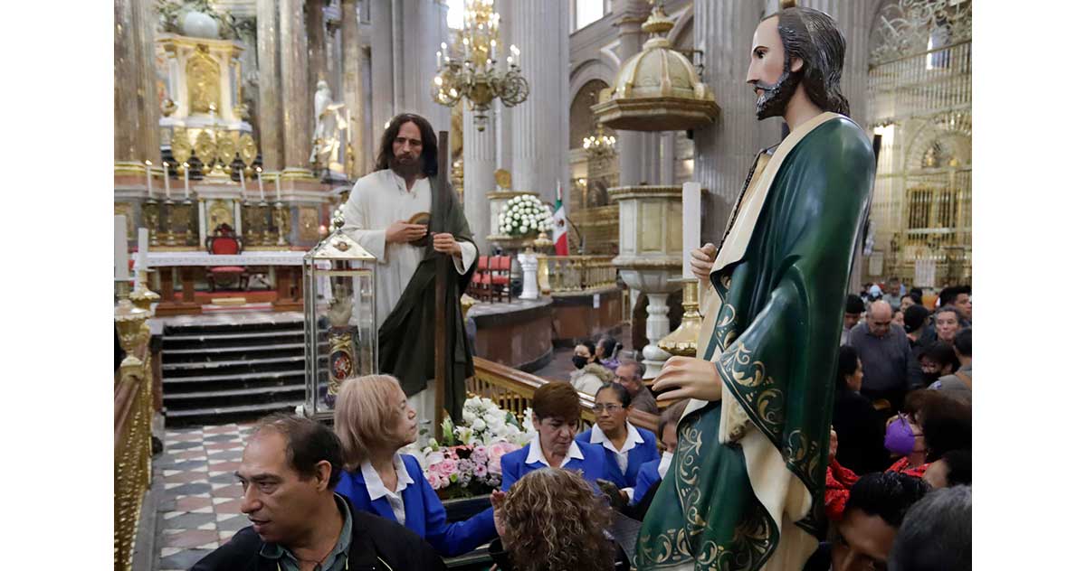 Hueso de San Judas Tadeo congrega a miles de fieles en México