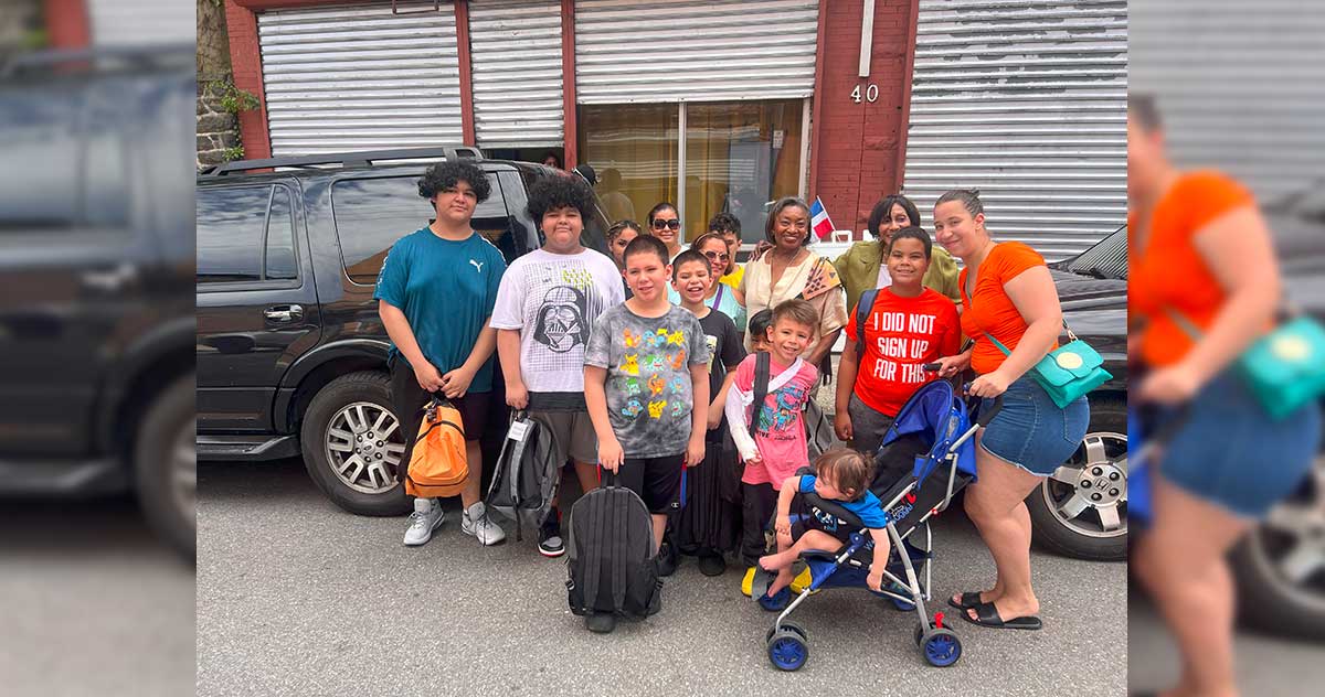 Distribuyen mochilas a niños necesitados en Westchester