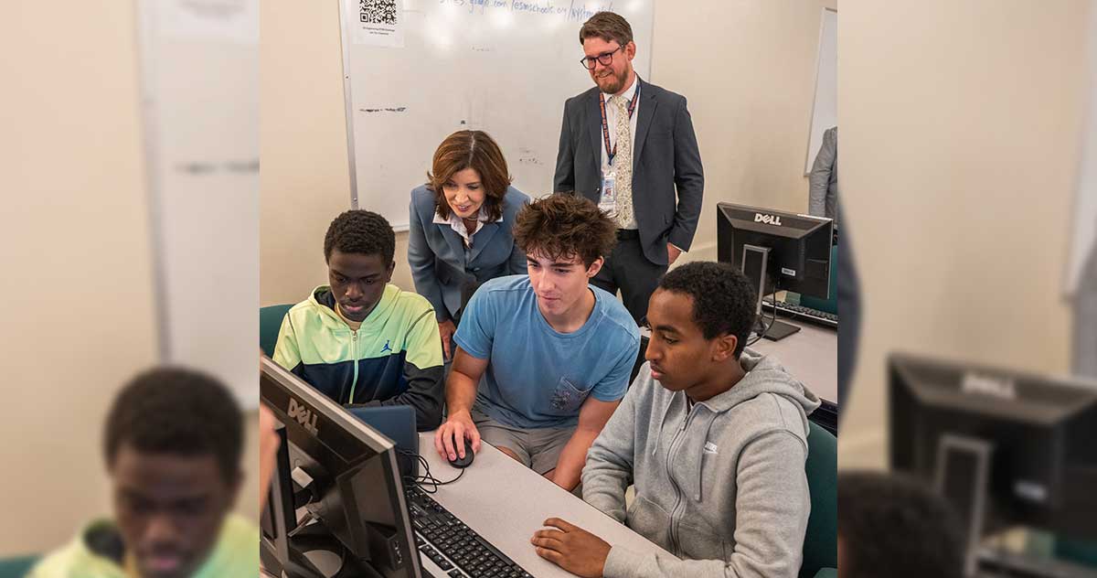 Firman ley que facilita a los padres ahorrar para la universidad de sus hijos