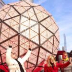 Pitbull instala último cristal de la icónica bola que cada Fin de Año cae en Times Square