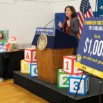 Hochul propone ampliar crédito fiscal para entregar hast $1.000 por niño