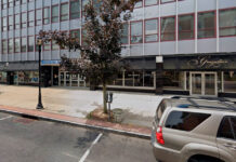 Jenkins firma ley de compra de terrenos para vivienda asequible