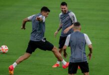 Messi y Luis Suárez, multados por agarrar a rivales por el cuello