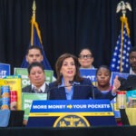 Hochul anuncia cheques por casi $5,000 para las familias trabajadoras