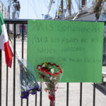 Improvisan un altar tras accidente de buque mexicano en Nueva York