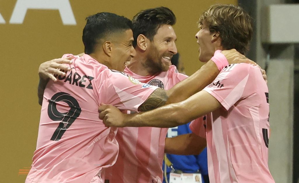 Lionel Messi celebra con sus compañeros el triunfo del Inter Miami. EFE/EPA