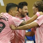 Messi: “El otro día no me dejaron jugar y hoy lo noté” Lionel Messi celebra con sus compañeros el triunfo del Inter Miami. EFE/EPA